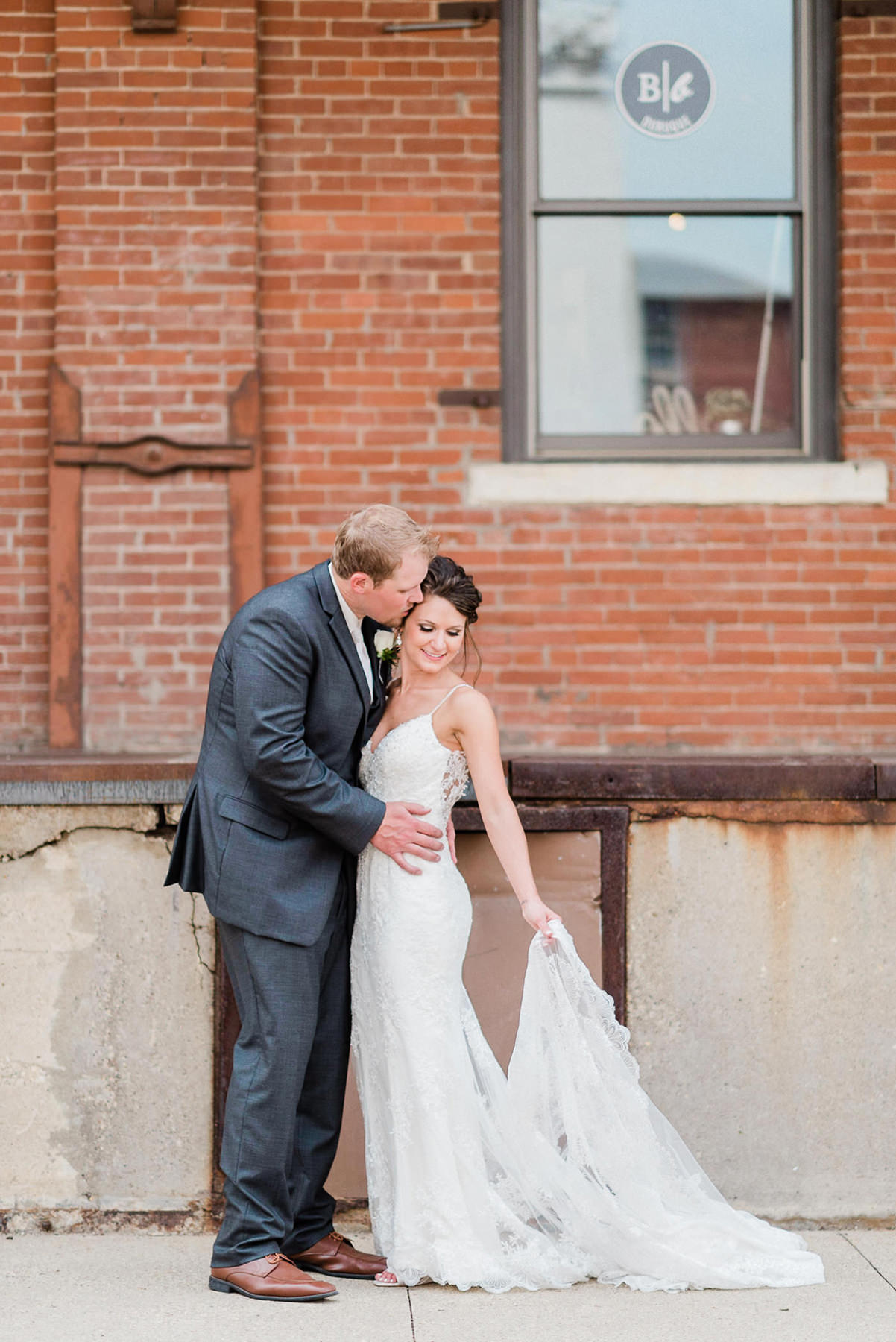 Dubuque, IA Wedding Photographers - Larissa Marie Photography