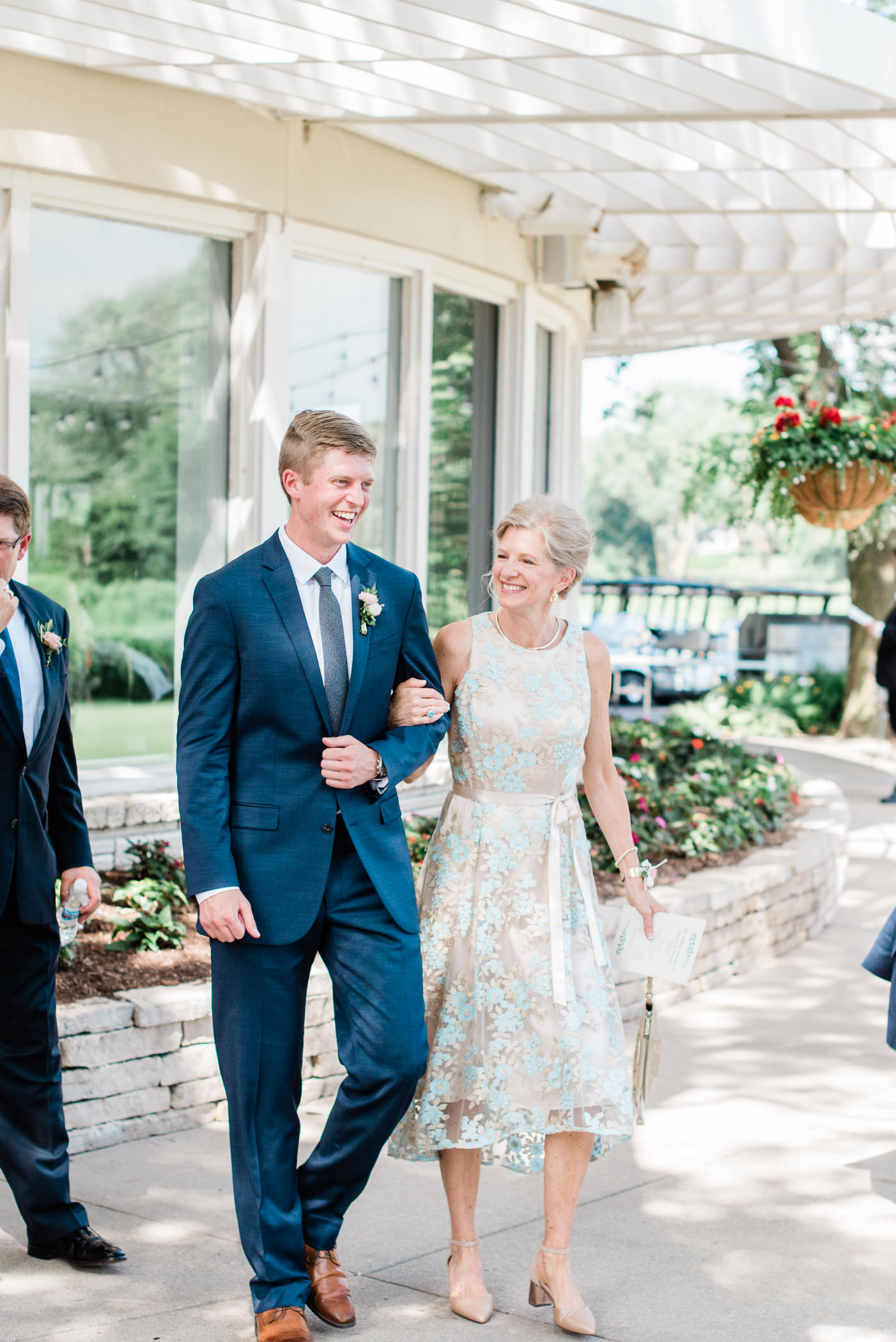 Lake Windsor Country Club Wedding Photographers - Larissa Marie Photography