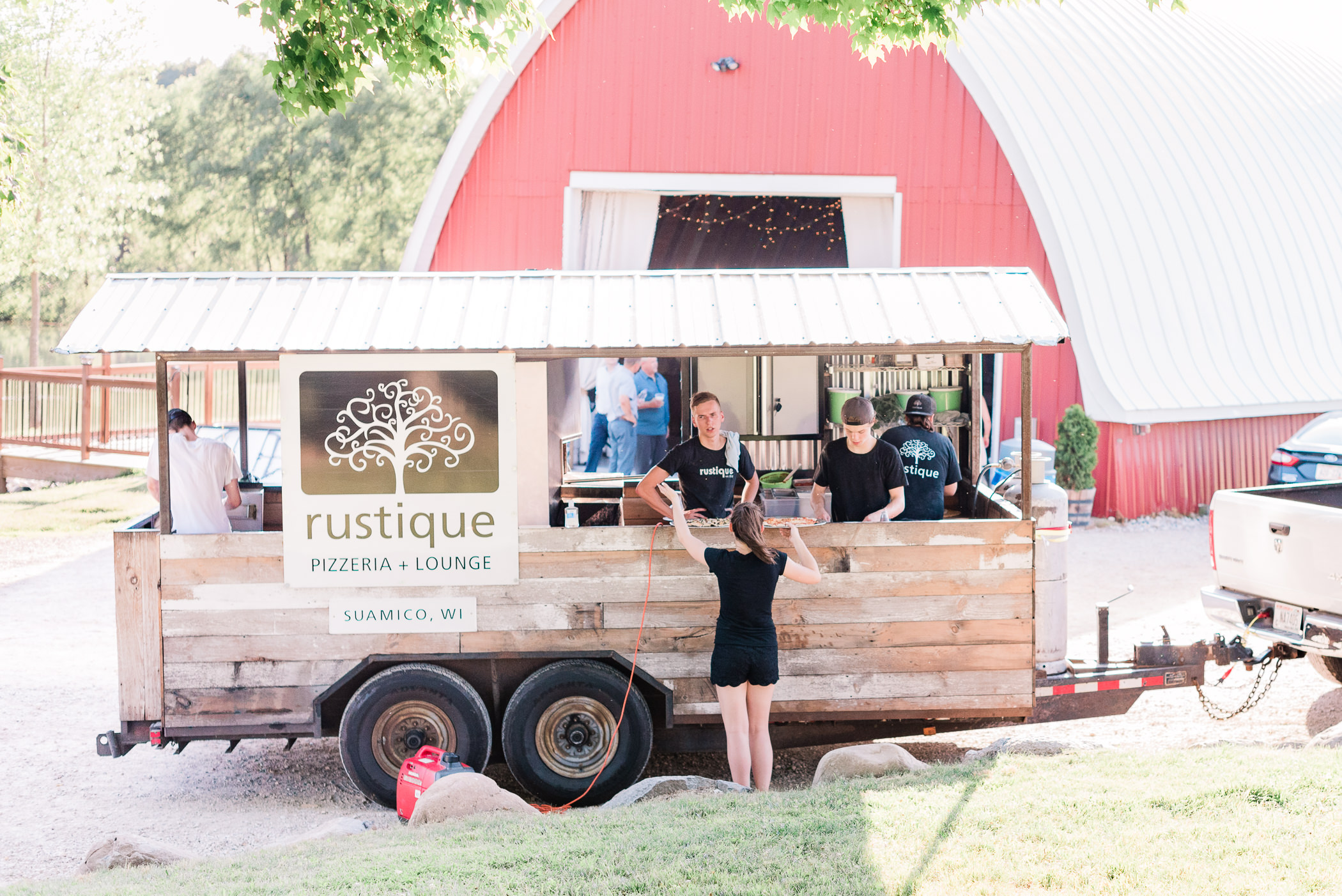 Pioneer Creek Farm Wedding Photographers - Larissa Marie Photography