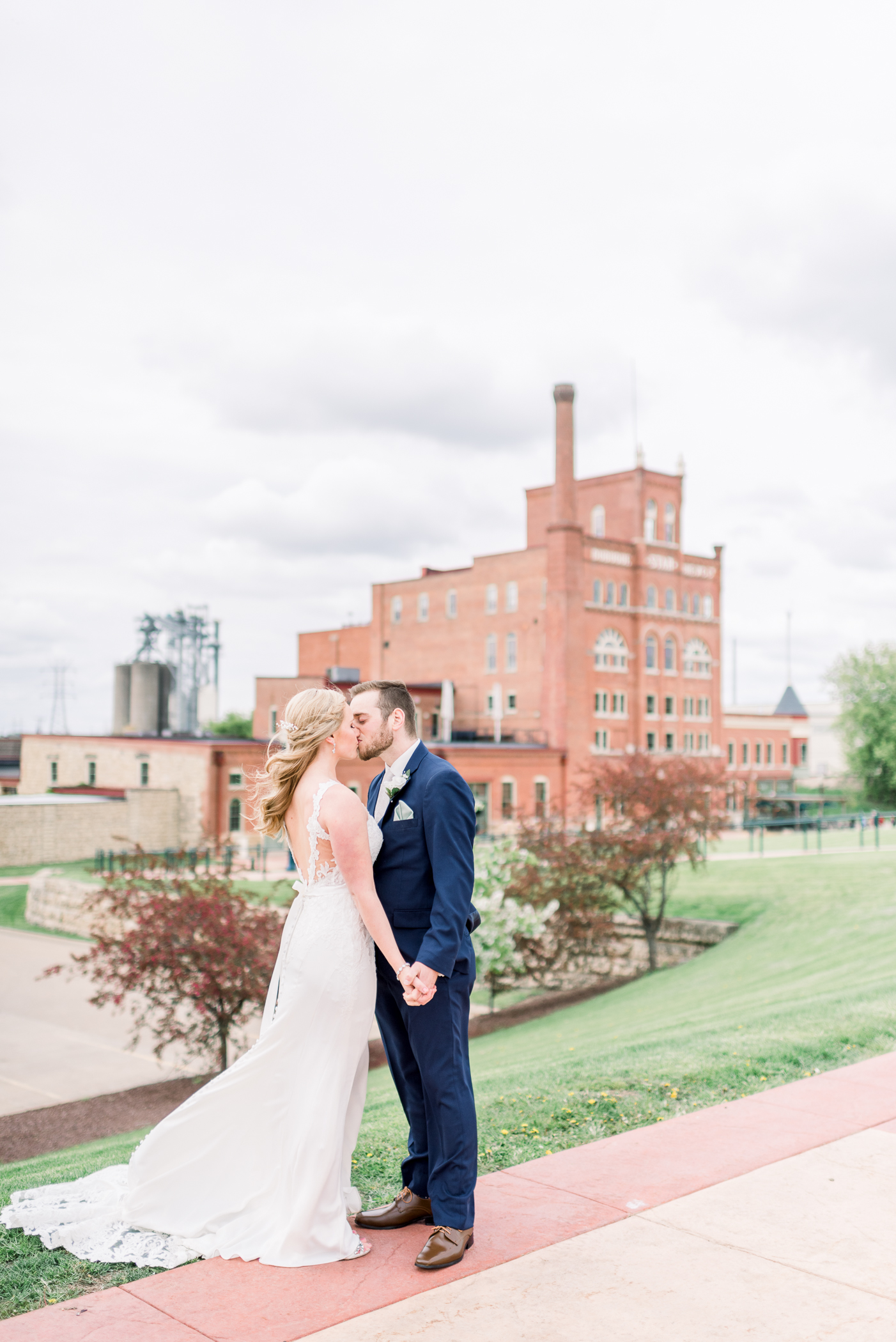 Dubuque, IA Wedding Photographers - Larissa Marie Photography